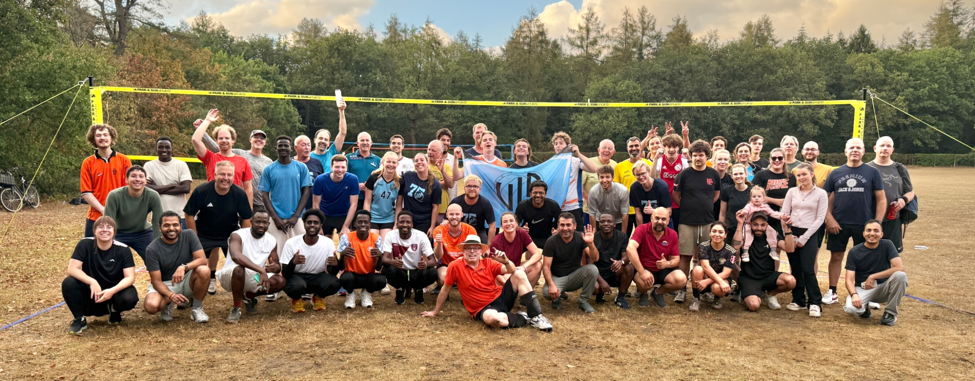 Groepsfoto bij de buitenvolleybalvelden