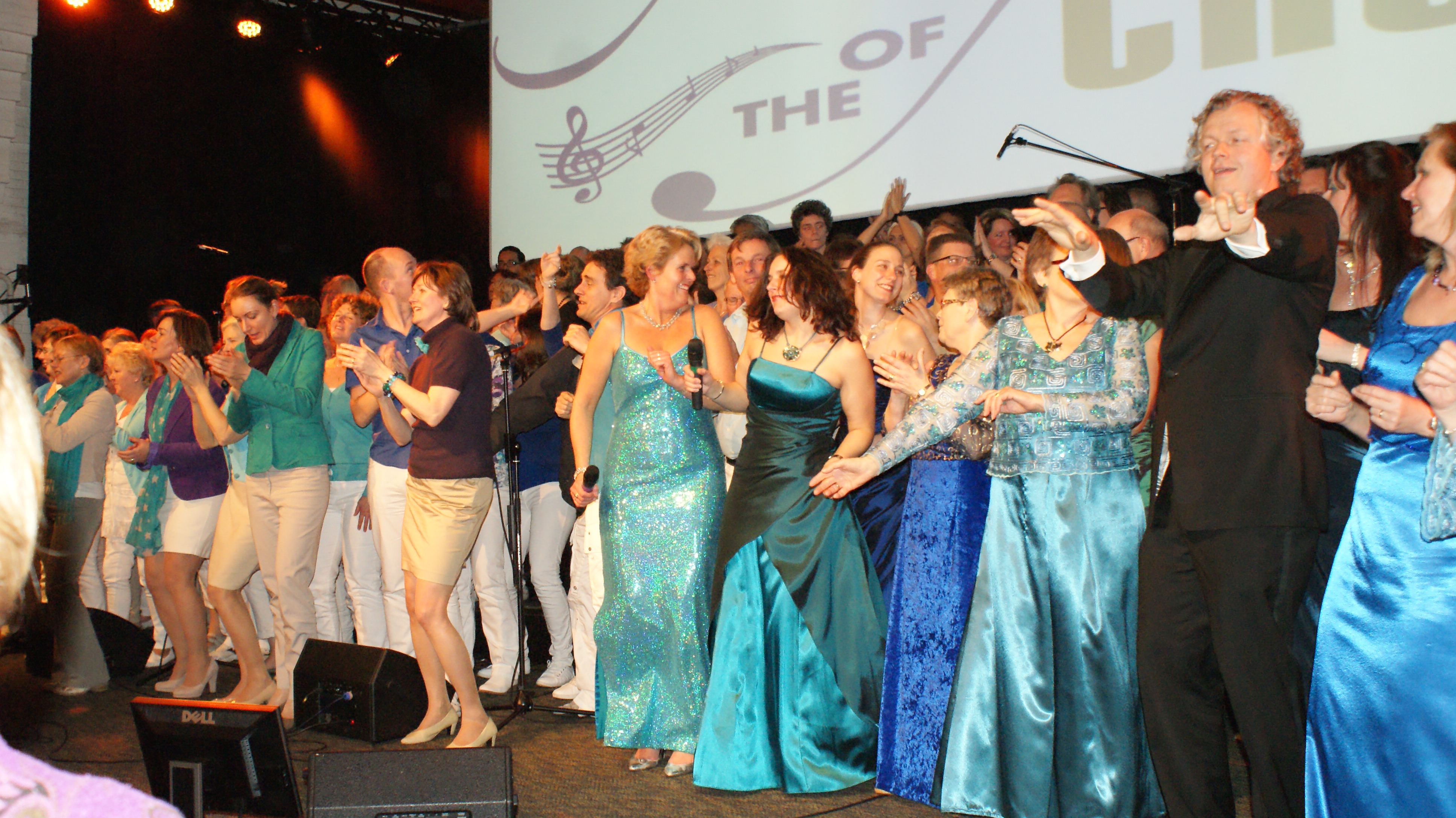 Optreden op het podium tijdens Night of the Choir